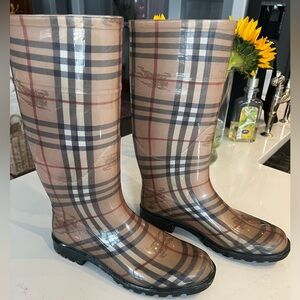 Burberry rain boots size 40 equivalent to a size 10 these are 100% authentic.